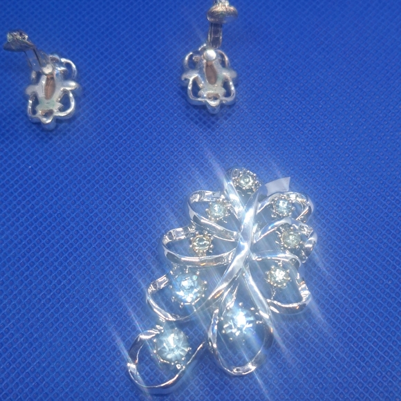 Vintage Silvertone Leaf Brooch Pin with Clear & Blue Rhinestones & Clip On Set - Picture 4 of 6